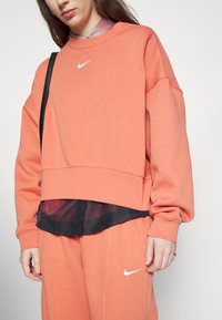 Nike Sportswear W NSW ESSNTL PANT FLC TREND - Calças de fato de treino - madder root/white