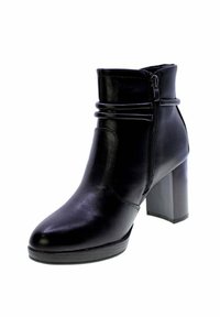 Stivale alla caviglia in pelle nera con zip laterale, dettaglio di cinturino decorativo, punta arrotondata e tacco alto chunky.