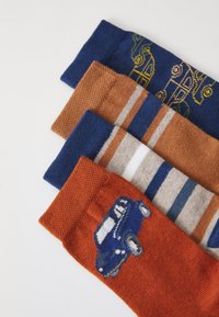 Quattro paia di calzini di vari colori: blu con un design ricamato, arancione con una grafica di auto, marrone e a righe in tonalità neutre.
