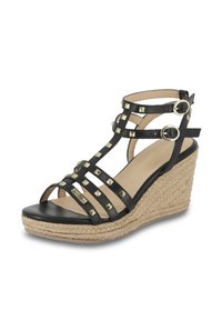 Sandalo wedge in pelle nera con cinturini borchiati, soletta imbottita beige e tacco in iuta intrecciata. Presenta due cinturini regolabili con fibbie.