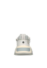 Sneaker bianco e grigio chiaro con punta arrotondata, lacci elastici, pannelli testurizzati e un prominente accento sul tallone in blu chiaro.