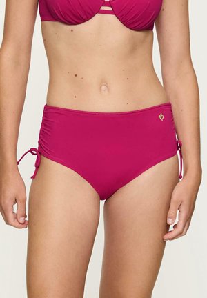 Różowy bikini dolny w odcieniu malinowym, z regulowanymi wiązaniami z boku, marszczoną teksturą i małym oznakowaniem marki na przedniej części pasa.