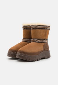UGG CLASSIC MINI TRAILGAZER - Zimski škornji - chestnut