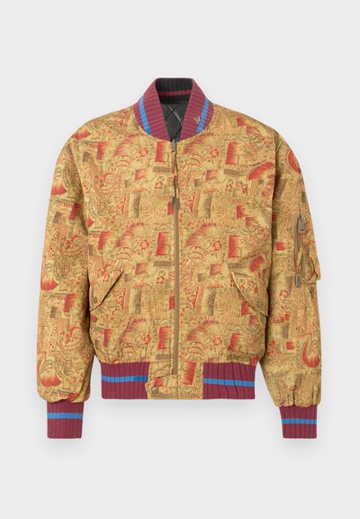 Bomber bunda z textúrovaného zlatého materiálu s červenými a oranžovými vzormi. Žebrovaný bordový golier a manžety s modrými zvýrazňujúcimi pruhmi. Zapínanie na zips.