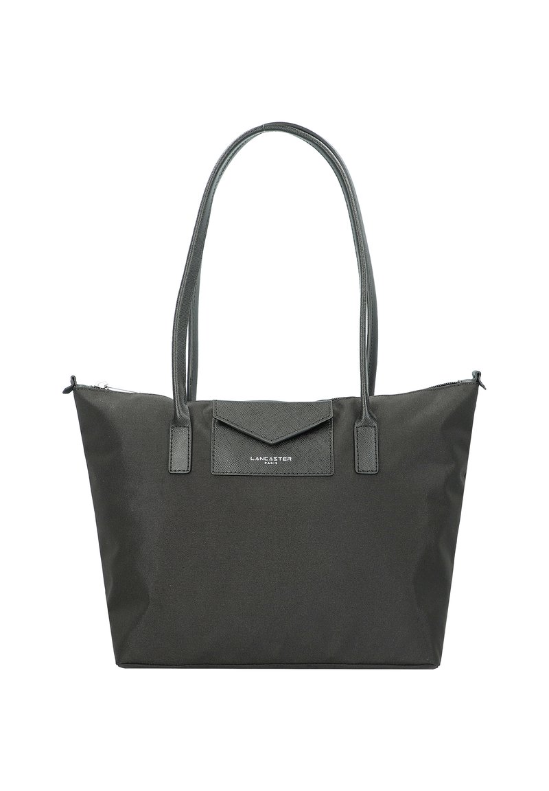 Borsa tote nera realizzata in tessuto resistente con una superficie liscia, dotata di due manici lunghi, una chiusura a zip e una tasca frontale inclinata con pattina.