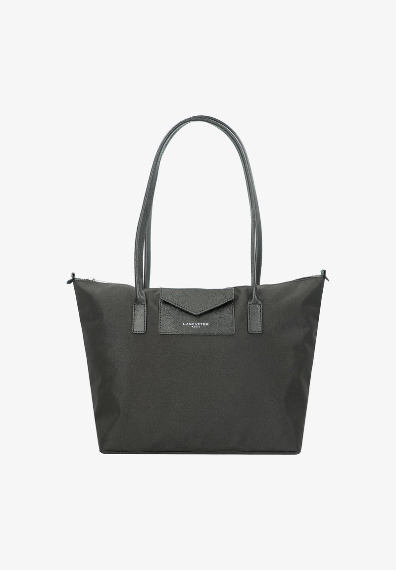 Sac fourre-tout noir en tissu durable avec une texture lisse, doté de deux longues anses, d'une fermeture éclair et d'une poche rabat avant inclinée.