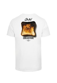 Hvid t-shirt med grafik af en brændt toastskive med teksten "Åh nej!" ovenfor og "KOLLEKTIV" nedenfor i fed skrift.