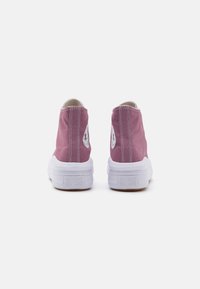 Helle pinke Canvas High-Top-Sneaker mit weißen Gummisohlen. Verfügt über einen runden Logo-Patch und Kontrastnähte. Flaches Design, ohne Schnürsenkel.