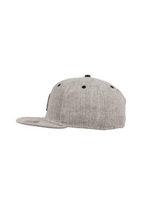 Căciulă de baseball din material gri, cu bor plat, suprafață texturată, ochiuri negre și un mic patch cu logo în partea din față.