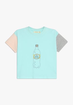 T-shirt met korte mouwen met een lichtblauwe voorkant, een beige linker mouw, een grijze rechter mouw en een fles met het label "Space Water" gedrukt in het midden.