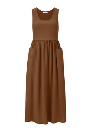 Robe midi marron sans manches avec corsage ajusté côtelé, encolure ronde, taille froncée et deux grandes poches avant.
