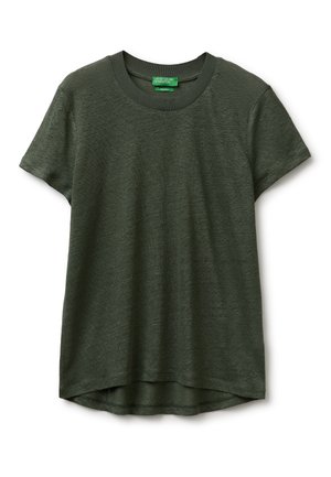 Camiseta de manga corta verde oscuro con cuello redondo y dobladillo ligeramente redondeado, exhibida plana sobre un fondo blanco.