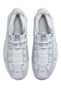 Hvide Nike sneakers med en glat, tekstureret overflade, der har grå detaljer, runde snørrehuller og en polstret tunge for komfort.