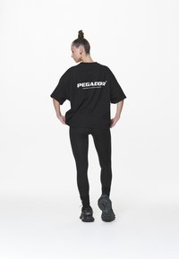 Pegador ARENDAL LOGO HEAVY OVERSIZED TEE - Marškinėliai su spaudiniu - black