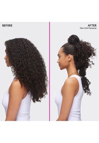 Haartransformatie die dichte, volumineuze krullen toont aan de linkerkant, gestyled in een hoge paardenstaart aan de rechterkant, met glans en definitie.