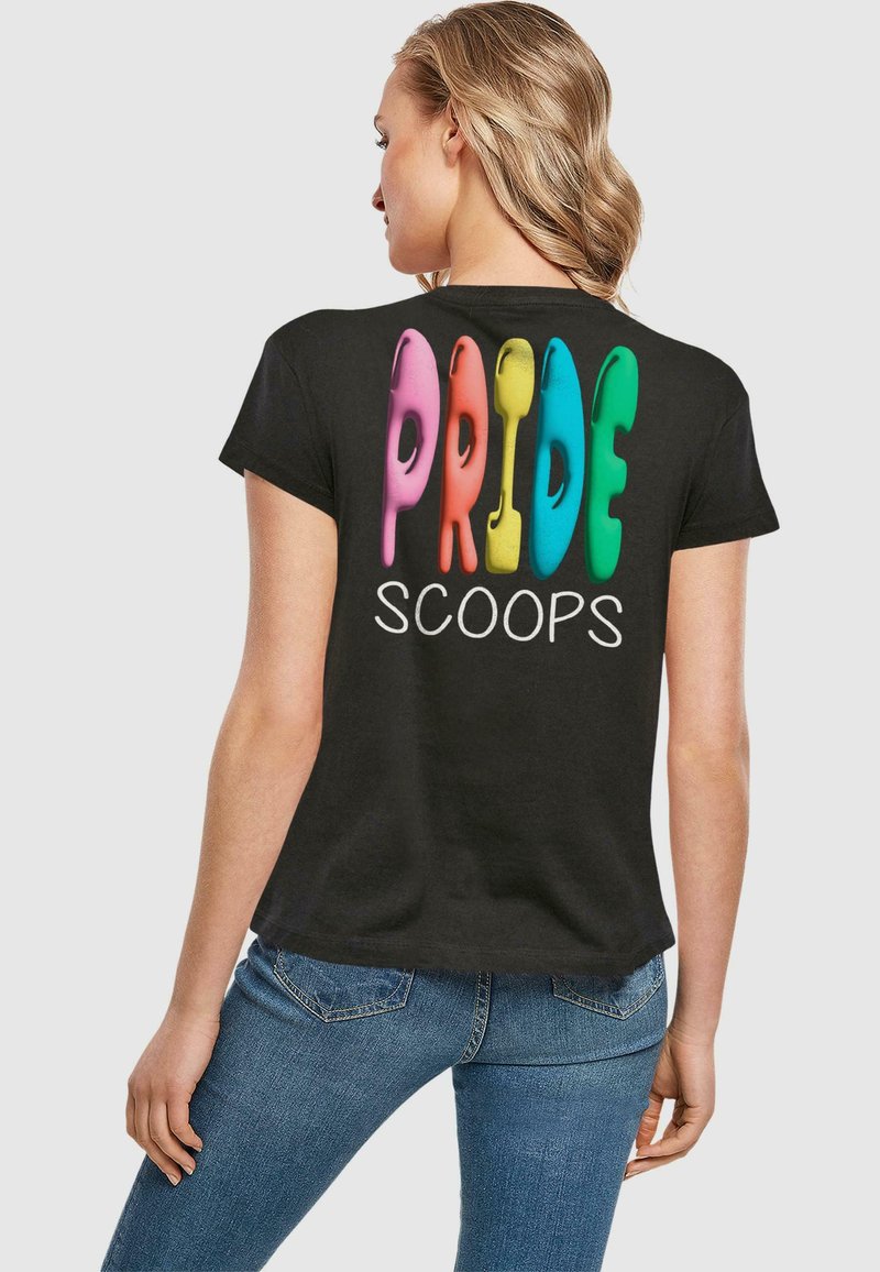 Mustapaita, jossa on monivärinen teksti "PRIDE SCOOPS" selässä. Tekstissä on tiputusdesign-efekti. Lyhyet hihat ja rento istuvuus.