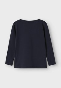 Camiseta de manga larga color marino con cuello redondo, material de algodón suave y textura lisa. Diseño sencillo sin patrones ni acentos visibles.