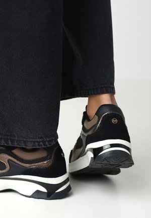 Zwarte en bruine sneakers van een mix van glad leer en textiel. Voorzien van een witte zool, opvallende stiksels en een logo-accent.