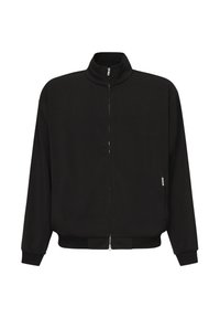Chaqueta negra con cremallera y alto cuello, mangas largas, bolsillos laterales, y puños y cinturilla elásticos sobre un fondo blanco.