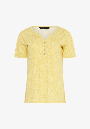 Top amarillo de manga corta con patrón floral de margaritas blancas, cuello redondo con cuatro pequeños botones en la parte delantera.