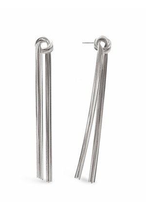 Zilverkleurige metalen oorbellen met geknoopte bovenkanten en lange, hangende kettingkwastjes, ontworpen voor doorboorde oren.