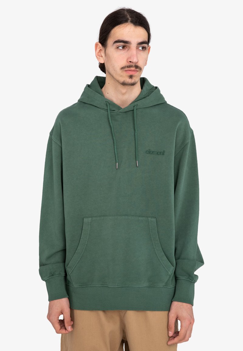 Sudadera de algodón verde con bolsillo canguro, capucha con cordón y puños acanalados. Presenta un sutil logo de la marca en el pecho. Textura suave.