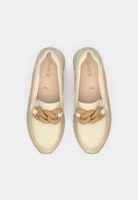 Μπεζ παπούτσια χωρίς κορδόνια με υφασμένα πλαϊνά μέρη, λείο δερμάτινο επάνω μέρος και λεπτομέρεια κόμπου στο μπροστινό μέρος. Με την επωνυμία "GABOR" στην εσωτερική σόλα.