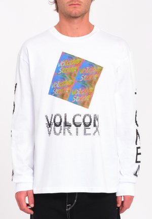 Hvid langærmet t-shirt med et farverigt grafikdesign med "Volcom Stone" i en kvadratisk form, samt teksten "VOLCON VORTEX" langs forsiden.