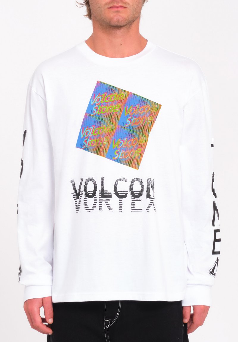 Hvid langærmet t-shirt med et farverigt grafikdesign med "Volcom Stone" i en kvadratisk form, samt teksten "VOLCON VORTEX" langs forsiden.