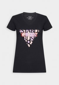 Camiseta de algodón negra con cuello en V, que presenta un gráfico en letras rosas y rojas dispuestas en un patrón triangular en la parte frontal.