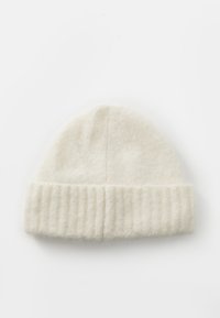 Berretto lavorato a maglia di colore crema, realizzato in morbida lana, presenta un orlo a coste arrotolato e una parte superiore liscia, con una sottile texture per il calore.