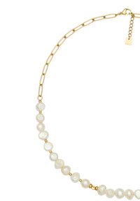 Guldkedja med oregelbundet formade vita pärlor, åtskilda av små guldförzinkningar, med ett lås och en förlängningskedja för justering.