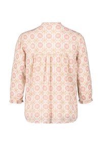 Blusa a maniche lunghe realizzata in tessuto leggero con una base crema, caratterizzata da un motivo geometrico colorato con motivi rosa e gialli, dettaglio arricciato sul retro.