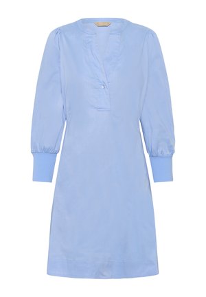 Lichtblauwe jurk met lange mouwen, diepe V-hals, sluiting met één knoop, ingezette schouders en brede manchetten.