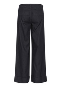 Pantaloni larghi in denim scuro con vita alta, tasche laterali e due tasche posteriori, con orlo risvoltato alle caviglie.