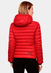 Rode pufferjack met een capuchon, voorzien van horizontaal gestikte voering, zwarte accenten en een merklabel op de taille. Soepele, glanzende textuur.