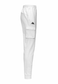 Pantalon jogger cargo blanc avec taille élastique, poche latérale à rabat et logo noir sur la cuisse, montré de côté.