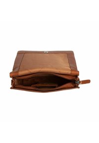 Borsa in pelle marrone con un vano con cerniera, chiusura a scatto, scomparto per schede interne e una texture liscia. L'aspetto è minimalista.