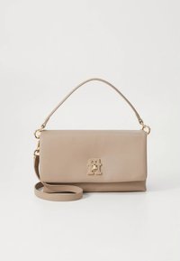 Beige Ledertasche mit strukturiertem Design, verziert mit einem goldenen Logo-Akzent und abnehmbarem Schultergurt. Glatte Textur und Umschlagklappe.