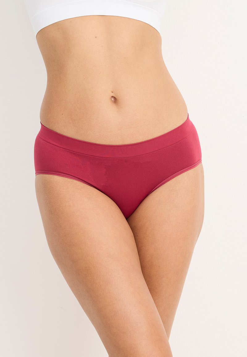 Slip hipster rossi con una texture liscia, una cintura ampia e cuciture minime, progettati per il comfort e una vestibilità sicura.