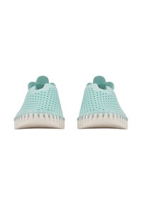 Lichtblauwe, ademende schoenen met een geperforeerd ontwerp, ronde neus en een witte rubberen zool met verhoogde randen voor grip. Zachte stoffen bovenkant.