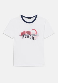 Weißes Baumwoll-T-Shirt mit einem navyfarbigen, gerippten Rundhalsausschnitt. Das Shirt zeigt einen Grafikdruck von "BONDIE BEACH" in Rot und Schwarz, mit einer stilisierten Sonne und Wellen.