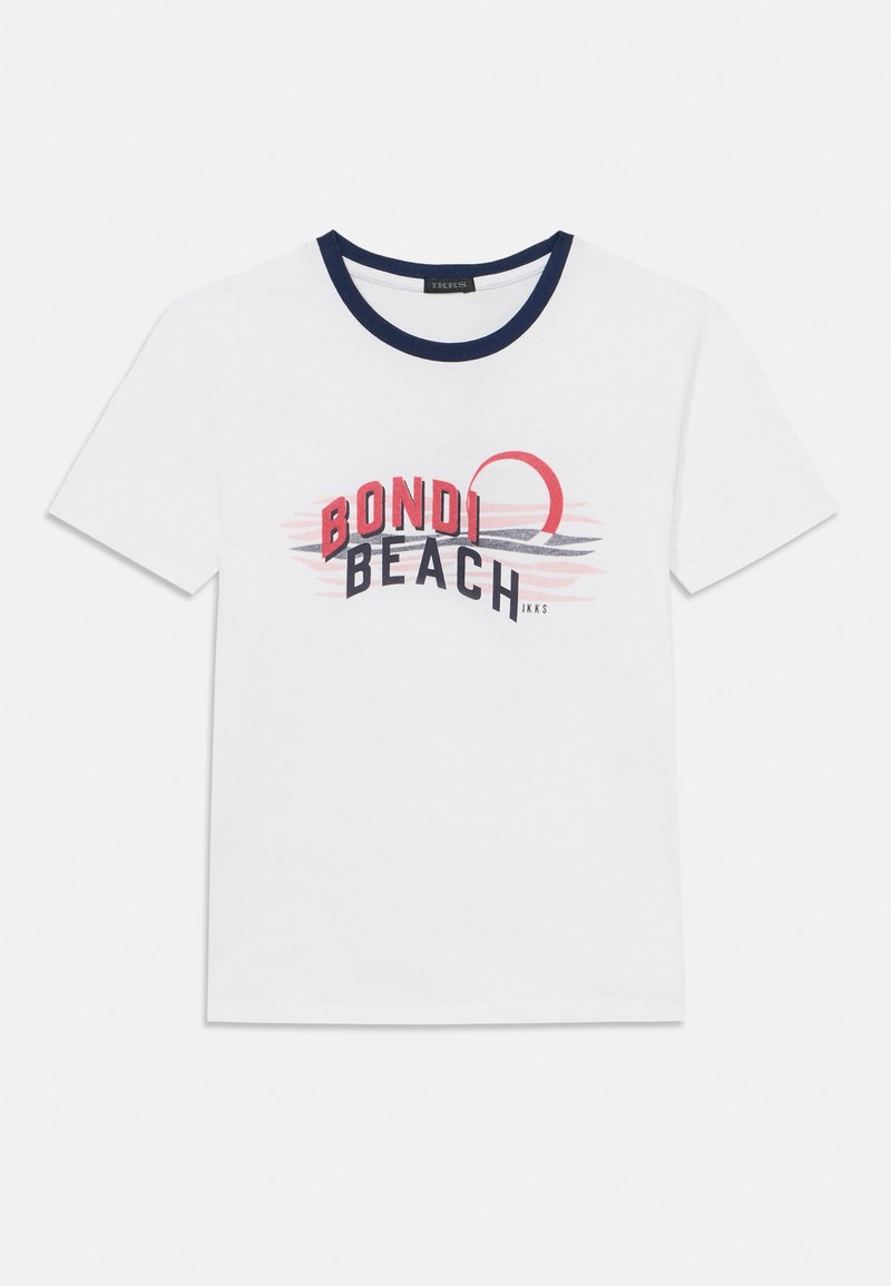 Weißes Baumwoll-T-Shirt mit einem navyfarbigen, gerippten Rundhalsausschnitt. Das Shirt zeigt einen Grafikdruck von "BONDIE BEACH" in Rot und Schwarz, mit einer stilisierten Sonne und Wellen.