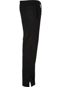 Pantaloni de trening negri cu talie ajustabilă prin șnur, buzunare laterale, picioare conice și fante la glezne pentru confort și flexibilitate sporită.