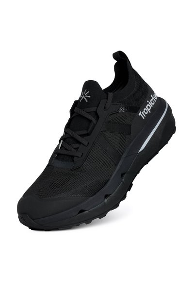 Baskets de sport noires avec une tige en maille texturée, un système de laçage, une semelle en caoutchouc et une languette à l'arrière. Présente un logo discret sur le côté.