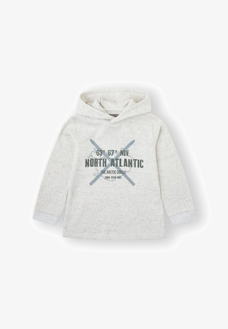 Sudadera gris claro con una textura moteada. Presenta un diseño impreso con puntos cardinales y el texto "NORTH ATLANTIC" en azul grisáceo.