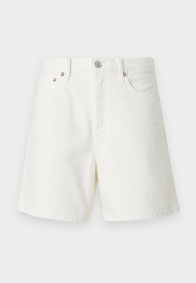 Shorts de mezclilla blanca con corte recto, diseño de cinco bolsillos, cierre frontal con botón, herrajes plateados y detalles de costura.