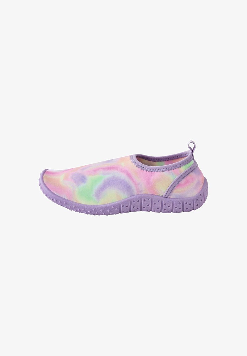 Chaussure d'eau slip-on avec une semelle violette et une tige tie-dye pastel dans des nuances de rose, vert et jaune, avec une languette au talon.