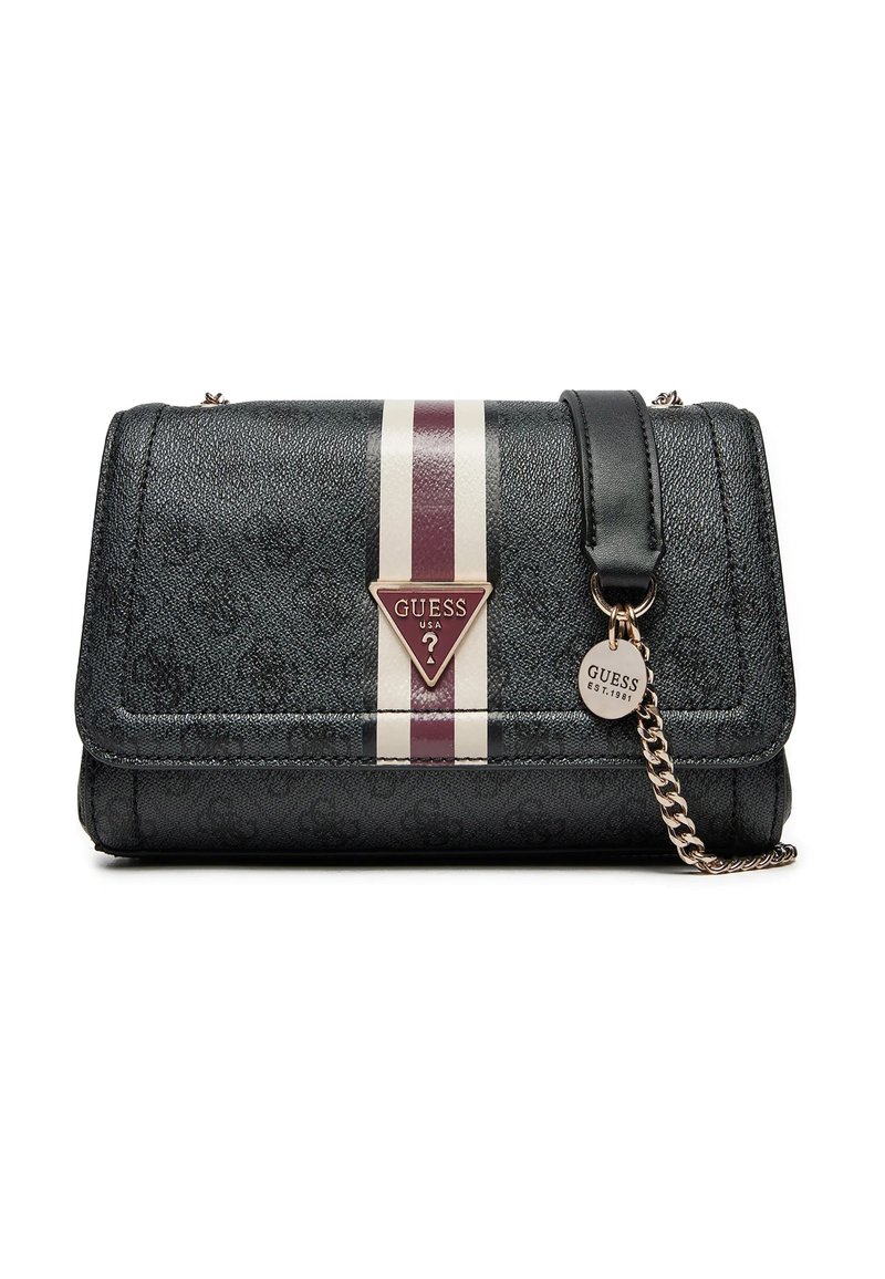 Borsa sintetica nera con texture, dotata di una patta, caratterizzata da una striscia centrale crema e bordeaux, hardware argentato e un ciondolo con logo appeso.