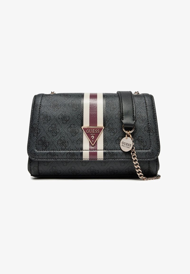 Borsa sintetica nera con texture, dotata di una patta, caratterizzata da una striscia centrale crema e bordeaux, hardware argentato e un ciondolo con logo appeso.